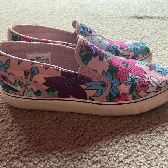 Nike tennis shoes - Picture 2 of 4